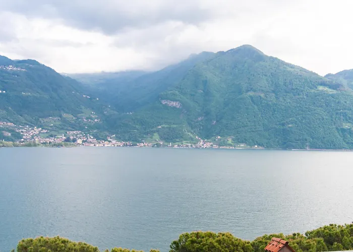 Tra Il Borgo E Il Lago